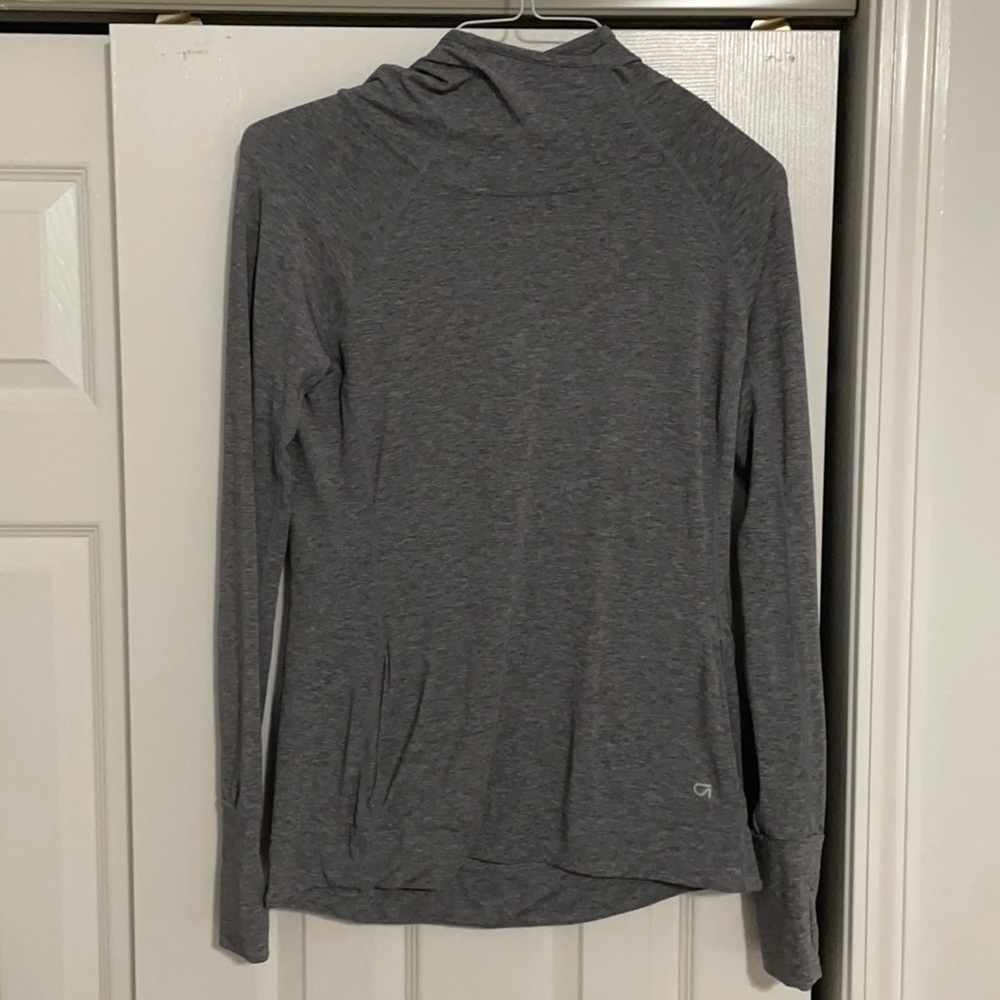 Gap workout shirt size small